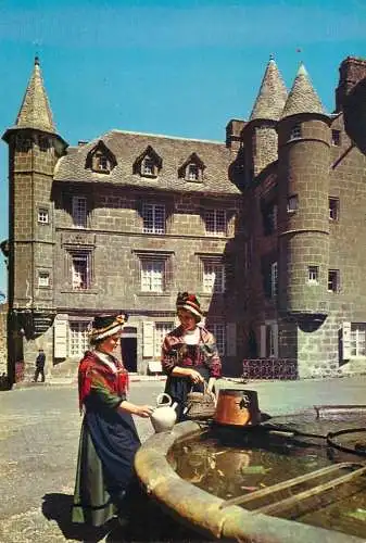 Folklore de France traditions costumes Auvergne chateau