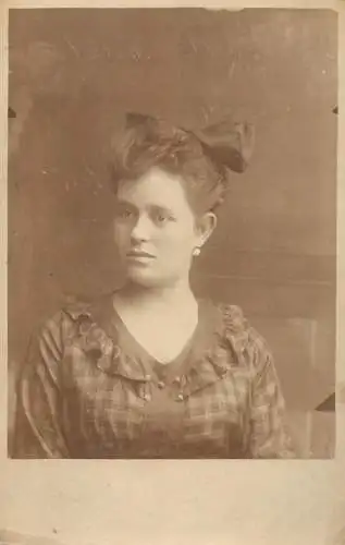 Annonymous person portrait photo postcard elegant lady Hungary 1919