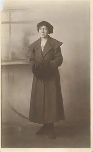 Annonymous person portrait photo postcard elegant lady
