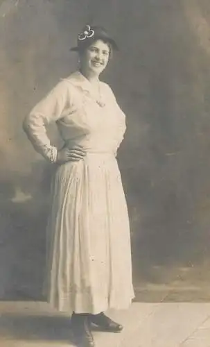 Annonymous person portrait photo postcard elegant lady atelier Luise Villach