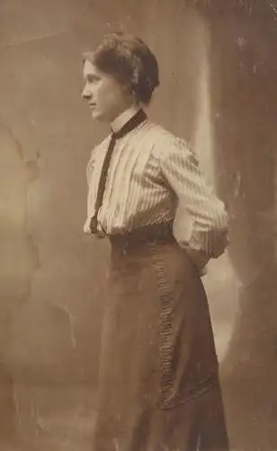 Annonymous person portrait photo postcard elegant lady