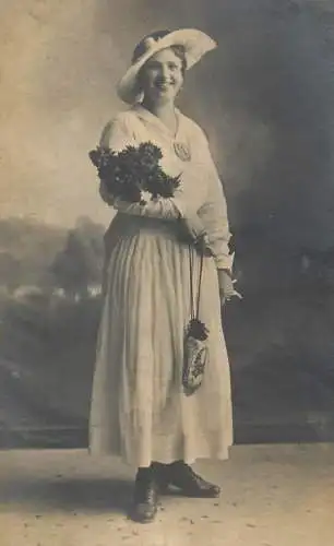 Annonymous person portrait photo postcard 1918 elegant lady and hat flowers