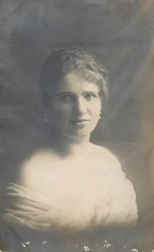 Annonymous person portrait photo postcard woman portrait atelier Luise Villach