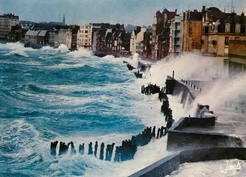 France Cote d'Emeraude Saint Malo Tempete d'equinoxe sur la plage du Sillon