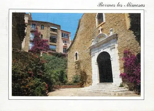 France Bromes-les-Mimosas (Var)  - l'eglise vue partielle avec son parvis fleuri