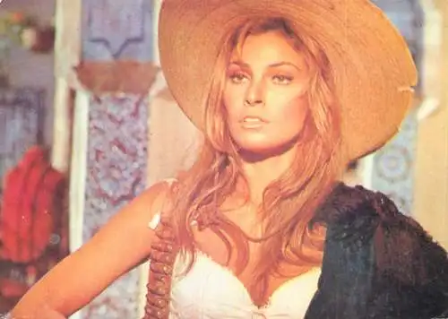 Film postcard actors Raquel Welch in 100 carabines