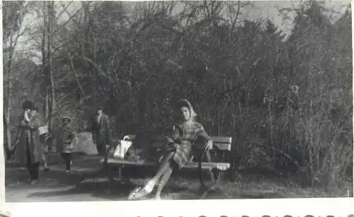 Original foto photo social history Romania park elegant woman on bench