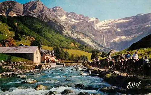 cpsm France Les Pyrenees Gavarnie Le Cirque, Le Gave & la Chaumiere types et scenes