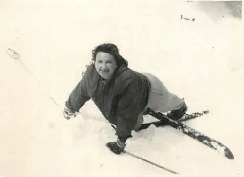 Real photo social history woman falling at ski