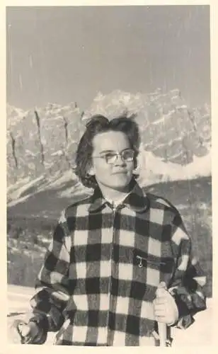 Real photo Italy woman skiing