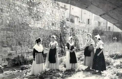 France Costumes traditionnels de Provence types et scenes