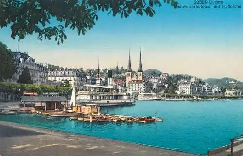 Schweiz Luzern Schweizerhofquai und Hofkirche