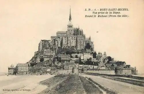 France Mont Saint Michel abbaye vue prise de la digue