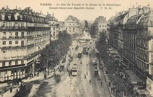 France Paris la rue du Temple et la Statue de la republique