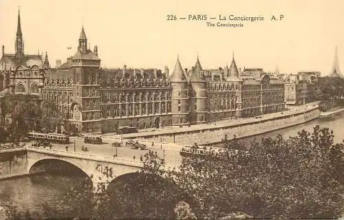 France Paris La Conceirgerie tram