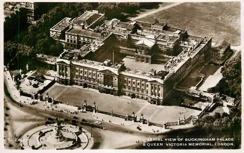 England London Buckingham Palace & Queen Victoria Memorial
