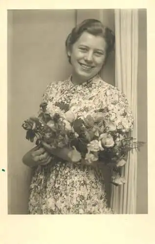 Woman souvenir photo postcard Germany 1940