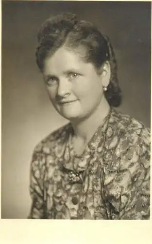 Woman portrait souvenir photo postcard