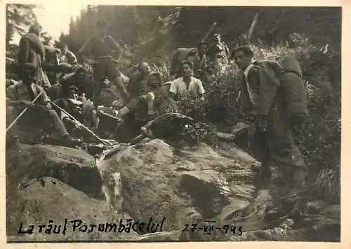 Photo 6 x 9 cm Romania excursionisti la raul Porumbacelul 1943