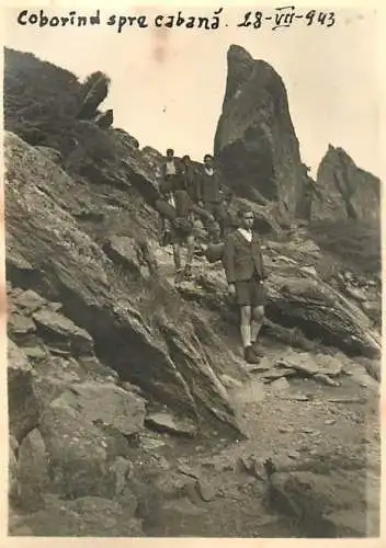 Photo 6 x 9 cm Romania excursionisti coborand spre cabana 1943