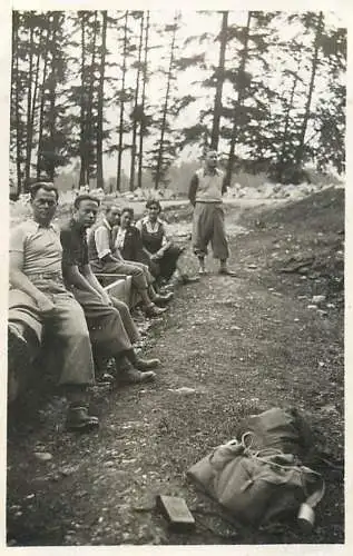 Photo 6 x 9 cm Romania anonymous persons excursionists