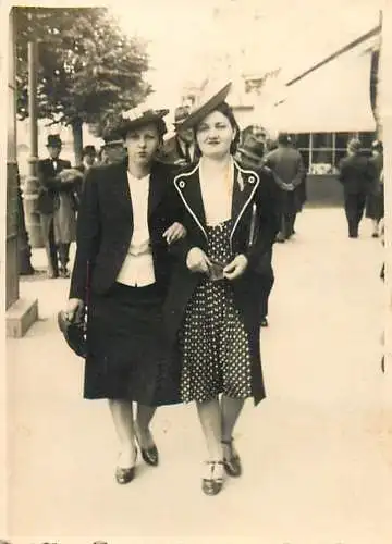 Photo 6 x 9 cm Romania social history Cluj-Napoca instant photography