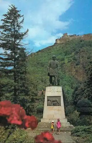 Romania Deva statuia lui Decebal  vedere spre ruinele cetatii