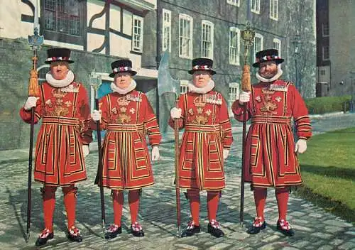 Postcard United Kingdom > England > London > Tower of London Weoman warders ceremonial dres