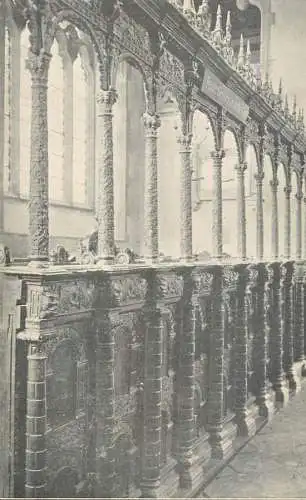 Photo postcard to identify architecture