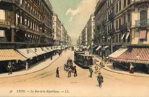 France postcard Lyon la rue de la republique tram