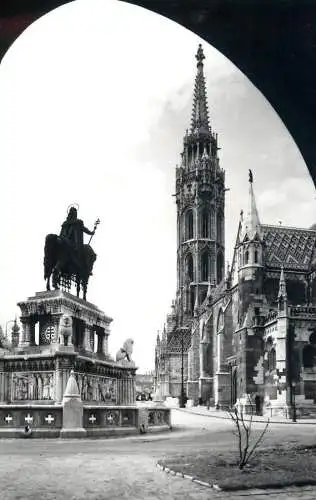 Hungary Budapest Matthiaskirche mit Sankt Stephans-Denkmal