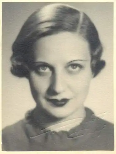 Photo format 6 x 9 cm Romania actrita teatrului national Cluj anii `30 Viorica Iuga Voda theatre actress