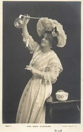 English actress and singer of the Victorian and Edwardian eras Miss Marie Studholme coiffure dress glam hat gloves