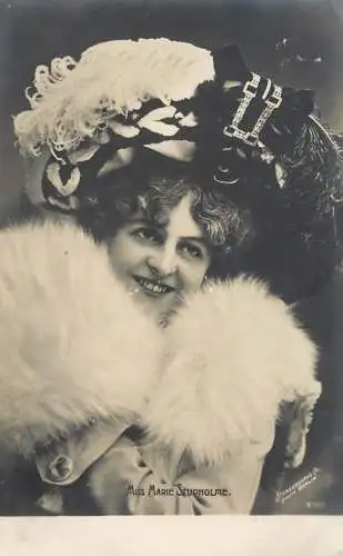 English actress and singer of the Victorian and Edwardian eras Miss Marie Studholme coiffure dress glam hat fur