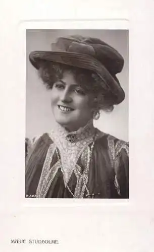 English actress and singer of the Victorian and Edwardian eras Miss Marie Studholme coiffure dress smile broche hat
