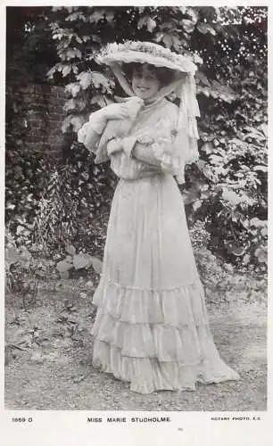 English actress and singer of the Victorian and Edwardian eras Miss Marie Studholme coiffure dress smile parrot