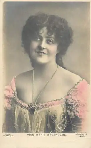 English actress and singer of the Victorian and Edwardian eras Miss Marie Studholme coiffure dress smile