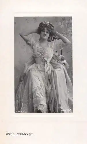 English actress and singer of the Victorian and Edwardian eras Miss Marie Studholme hat coiffure dress