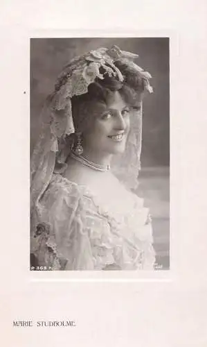 English actress and singer of the Victorian and Edwardian eras Miss Marie Studholme  elegance coiffure glam veil bride