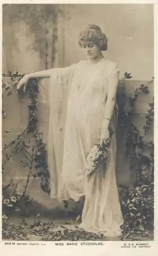 English actress and singer of the Victorian and Edwardian eras Miss Marie Studholme  elegance coiffure glam garden