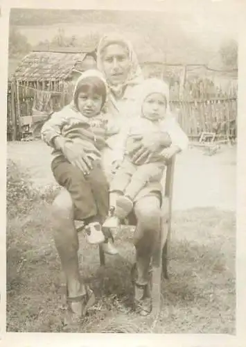 Romania souvenir photo 6 x 9 cm mother and children in the yard