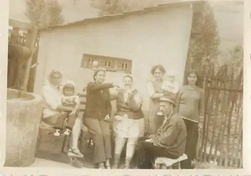 Romania souvenir photo 6 x 9 cm family in the yard