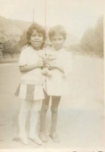 Romania souvenir photo 6 x 9 cm children in the yard
