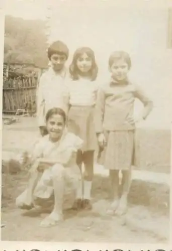 Romania souvenir photo 6 x 9 cm children in the yard