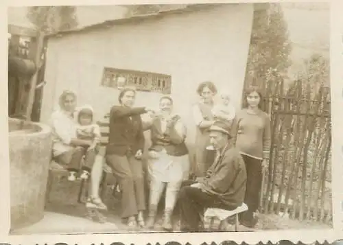 Romania souvenir photo 6 x 9 cm family scene in the yard