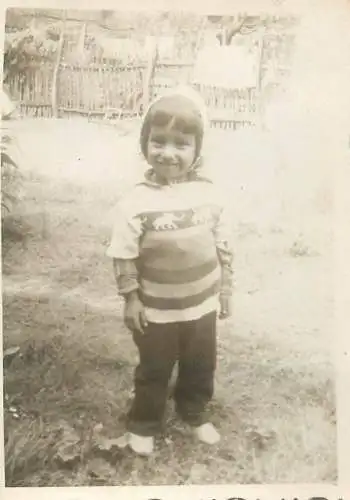 Romania souvenir photo 6 x 9 cm child in the yard