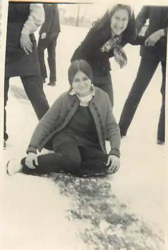 Romania souvenir photo 6 x 9 cm school girls on ice