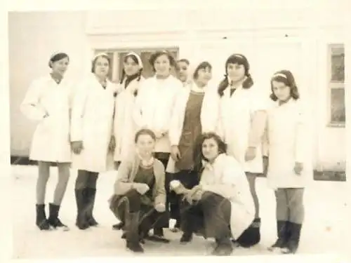 Romania souvenir photo 6 x 9 cm school girls in the winter snow in lab coats