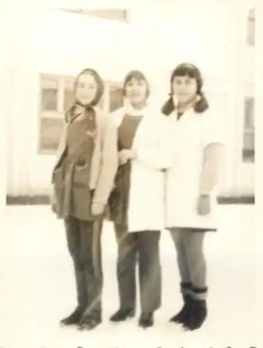 Romania souvenir photo 6 x 9 cm school girls in the winter snow in lab coats