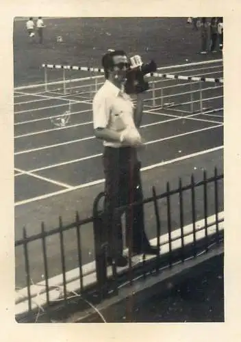 Romania atletism Bucuresti 1975 sport topic souvenir photo 6 x 9 cm stadium man camera filming